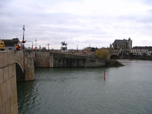 Montereau-Fault-Yonne - City center seen from North bank - 1.jpg