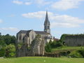 Tiffauges, vestiges chapelle et église.JPG