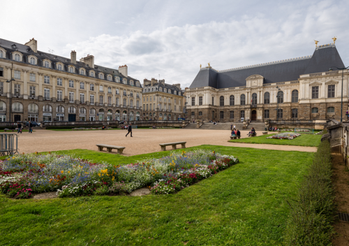 Vue sud-est de la place du parlement de Bretagne, Rennes, France.png