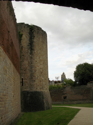 Péronne fossé du château avec vue vers église.png