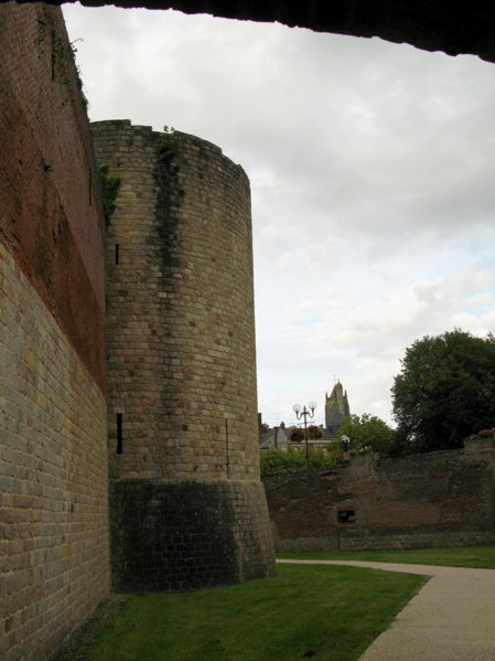 Файл:Péronne fossé du château avec vue vers église.png