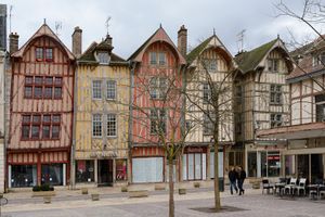 Troyes rue Emile Zola maisons pans de bois.jpg