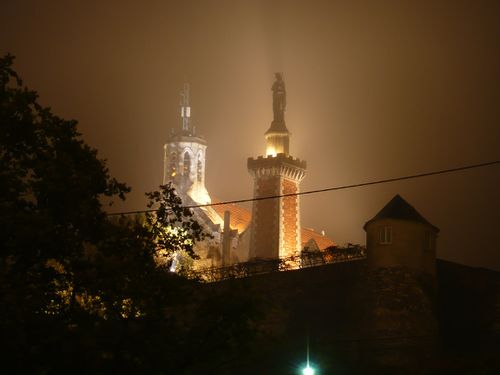 Chapelle Notre-Dame de Pipet de nuit Vienne.jpg