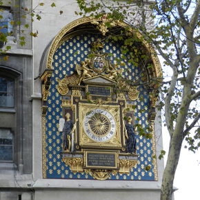 Horloge de Charles V - L’horloge est à moitié masquée par un arbre placé devant.jpg
