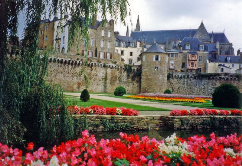 Файл:Tour poudrière (Vannes).jpg